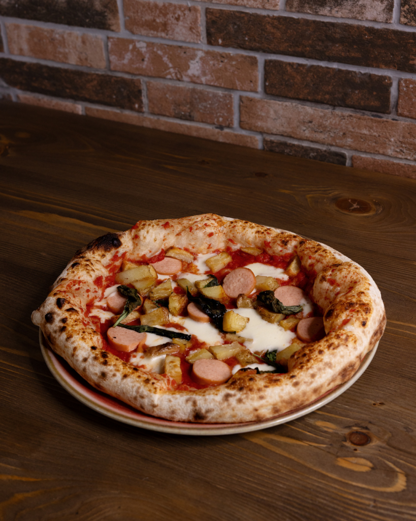Pizza wurstell e patate per la festa di fine anno scolastico dei bambini