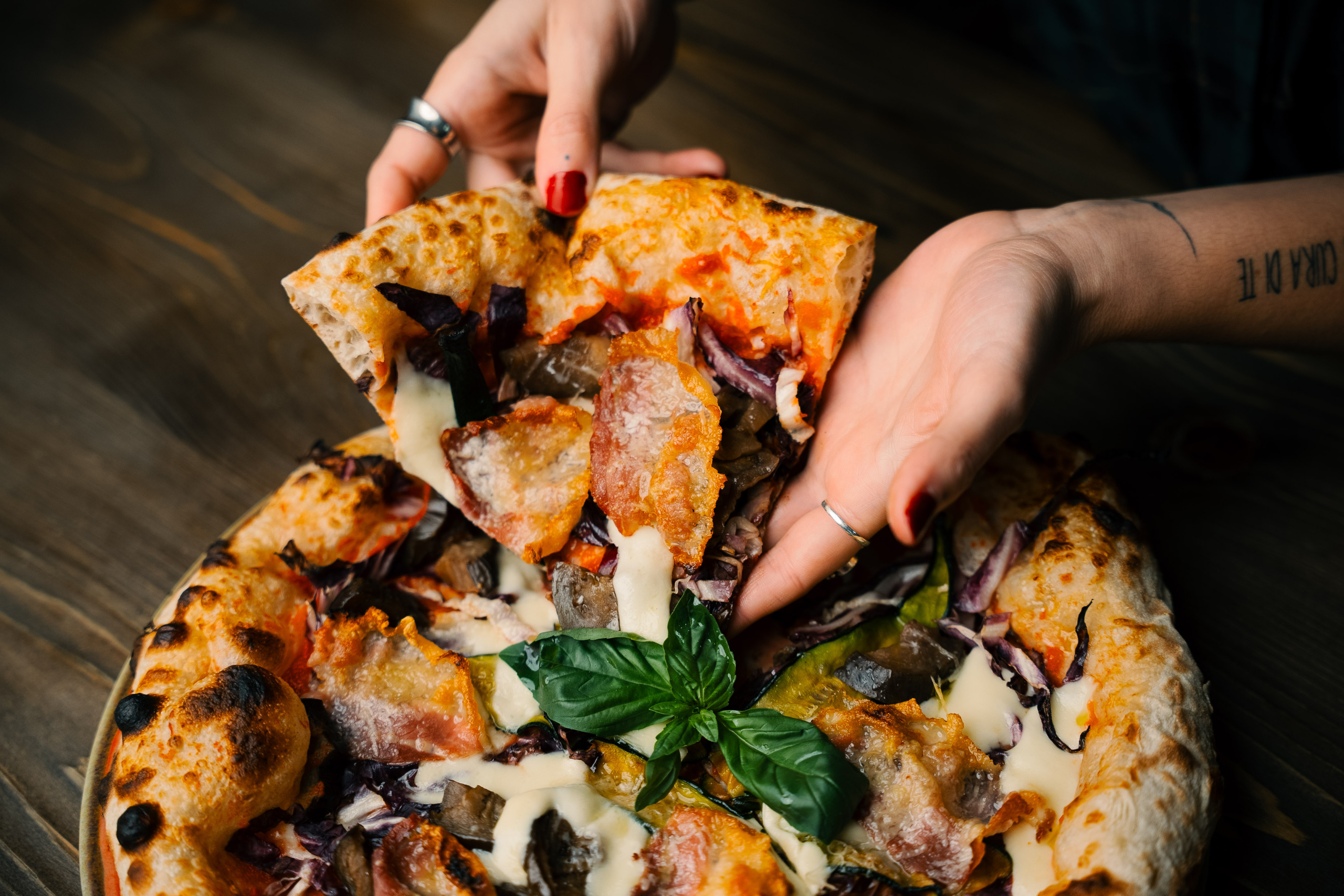 Migliore pizzeria in centro a Bologna dove mangiare pizza buona o fare aperitivo vicino a me
