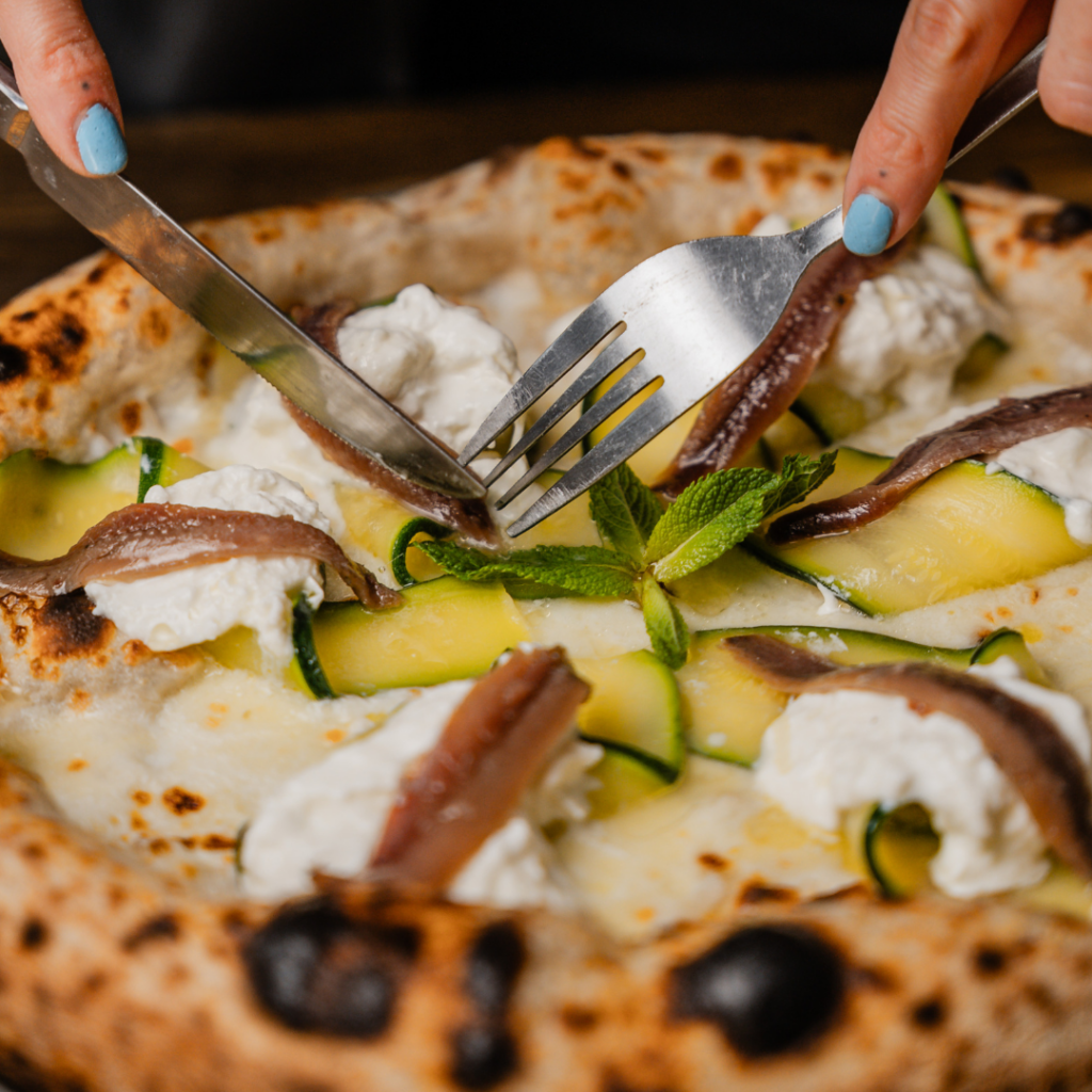 Migliore pizza contemporanea a Bologna con zucchine marinate alici e stracciatella pugliese