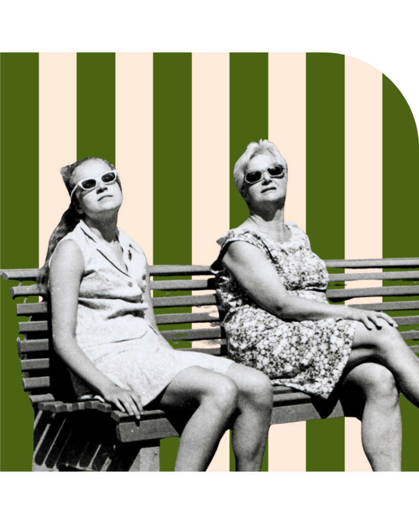 due signore in stile vintage su uno sfondo a righe verde e rosa con un mood simpatico