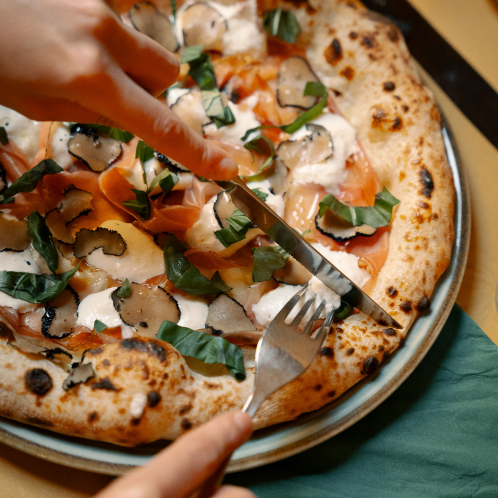 Migliore pizza contemporanea a Bologna con scaglie di tartufo nero