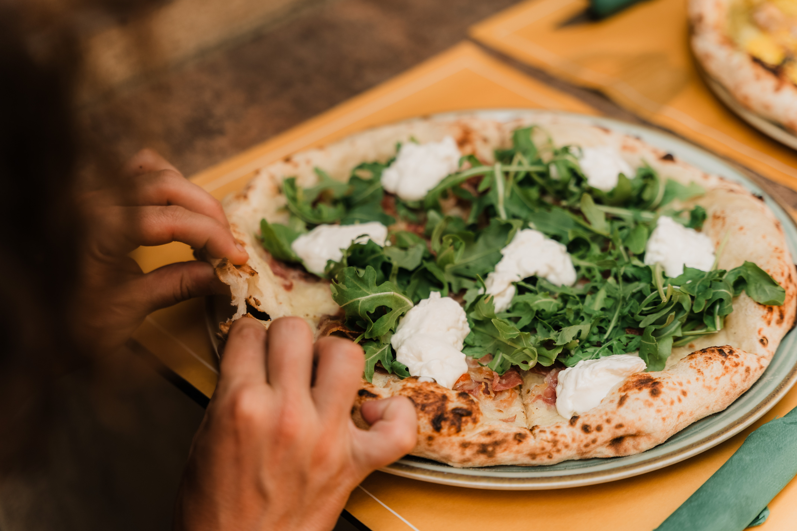 Migliore pizzeria in centro a Bologna dove mangiare pizza buona o fare aperitivo vicino a me