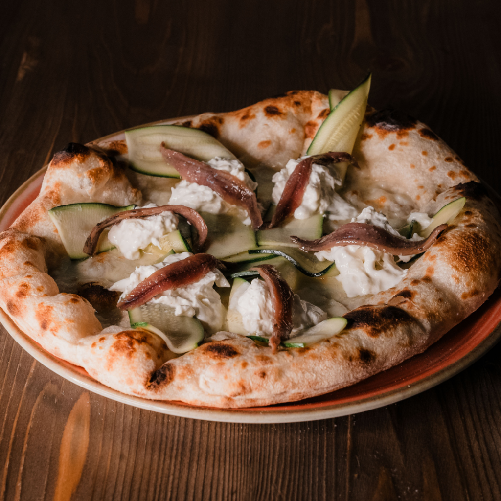 Migliore pizza contemporanea a Bologna con zucchine marinate e alici del mar cantatrice