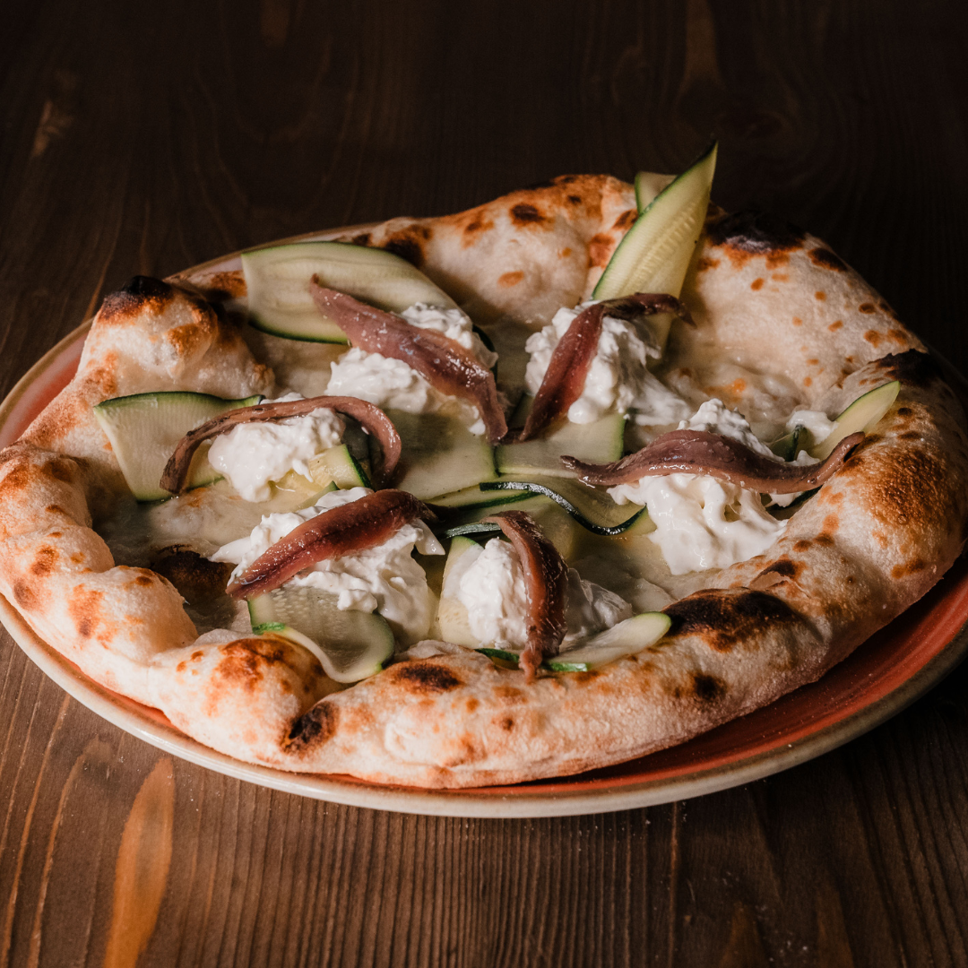 Migliore pizza contemporanea a Bologna con zucchine marinate e alici del mar cantatrice