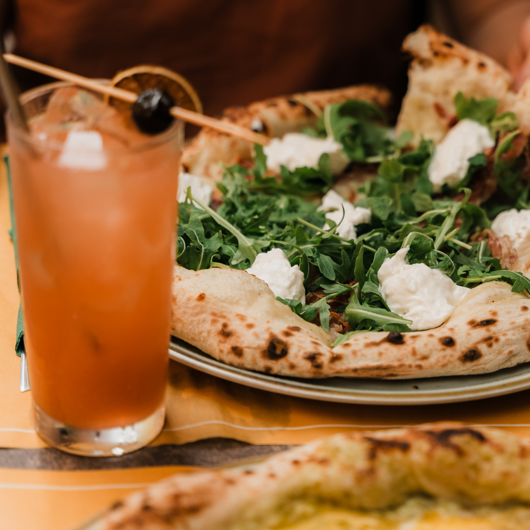 Migliore pizza contemporanea a Bologna con pizza estiva e cocktail fresco