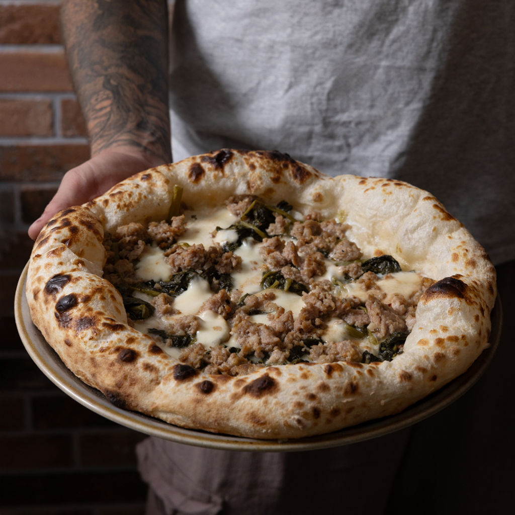 Migliore pizza contemporanea a Bologna è la salsiccia e friarielli