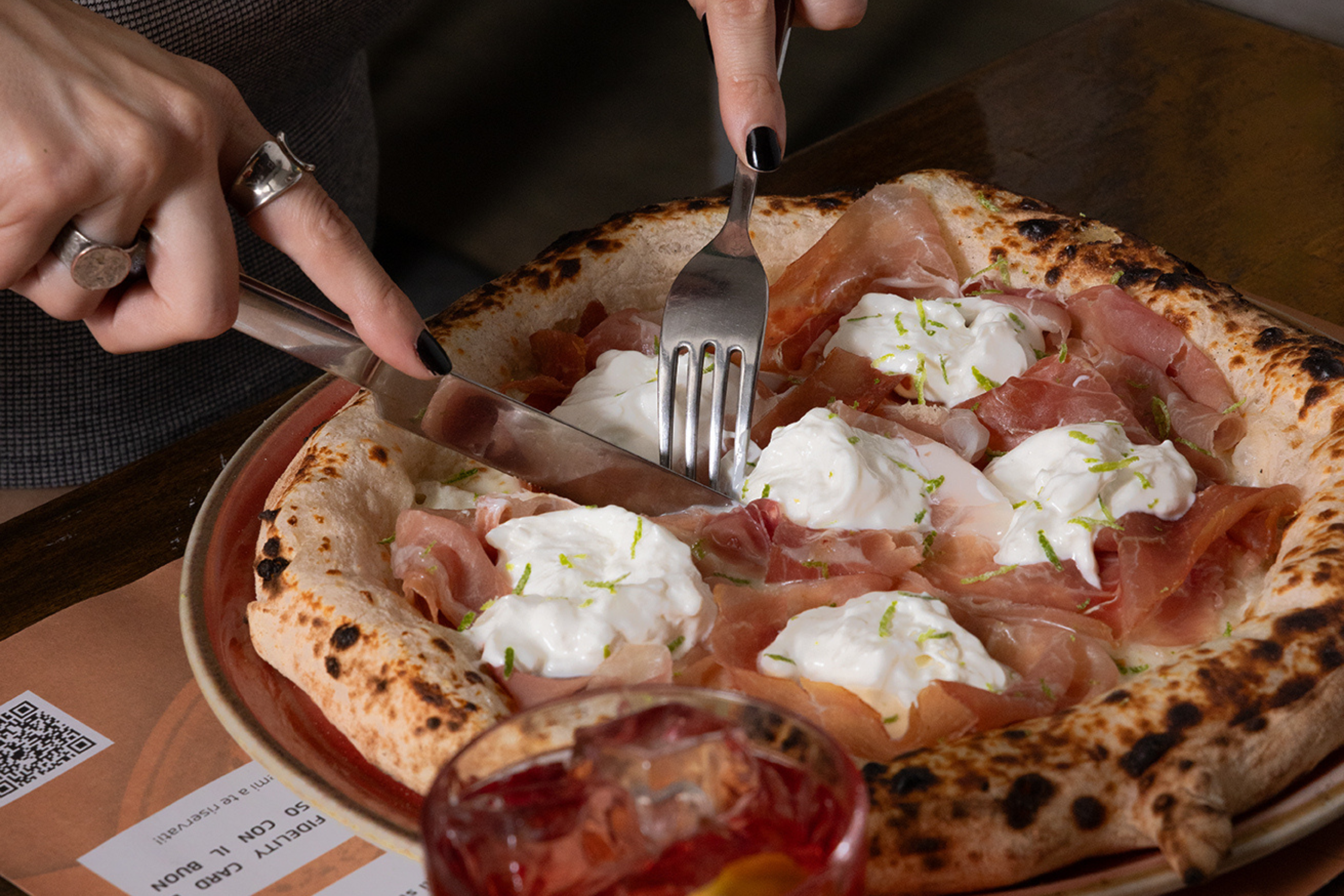 Migliore pizzeria in centro a Bologna dove mangiare pizza buona o fare aperitivo vicino a me