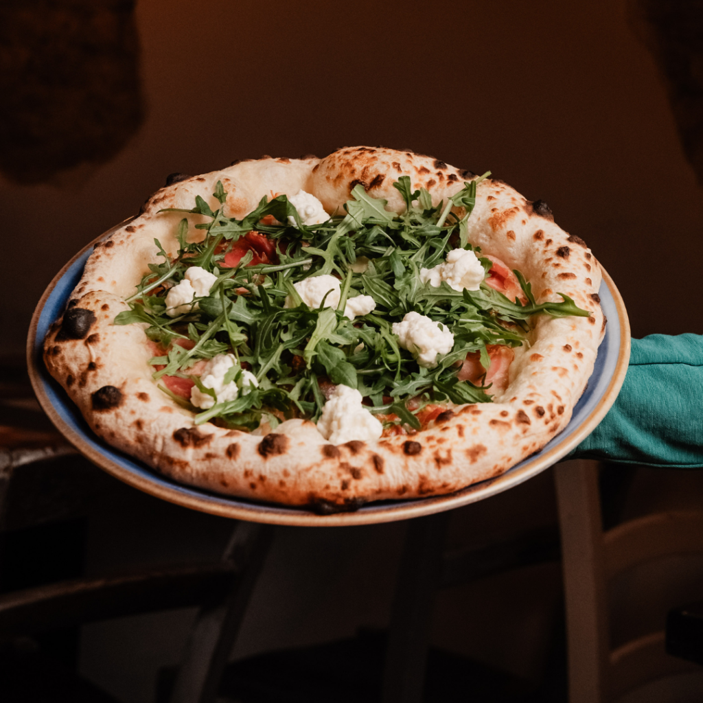Migliore pizza contemporanea a Bologna con rucola e ricotta