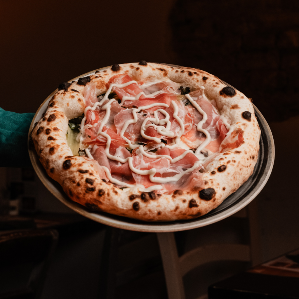 Migliore pizza contemporanea a Bologna con salume e gorgonzola