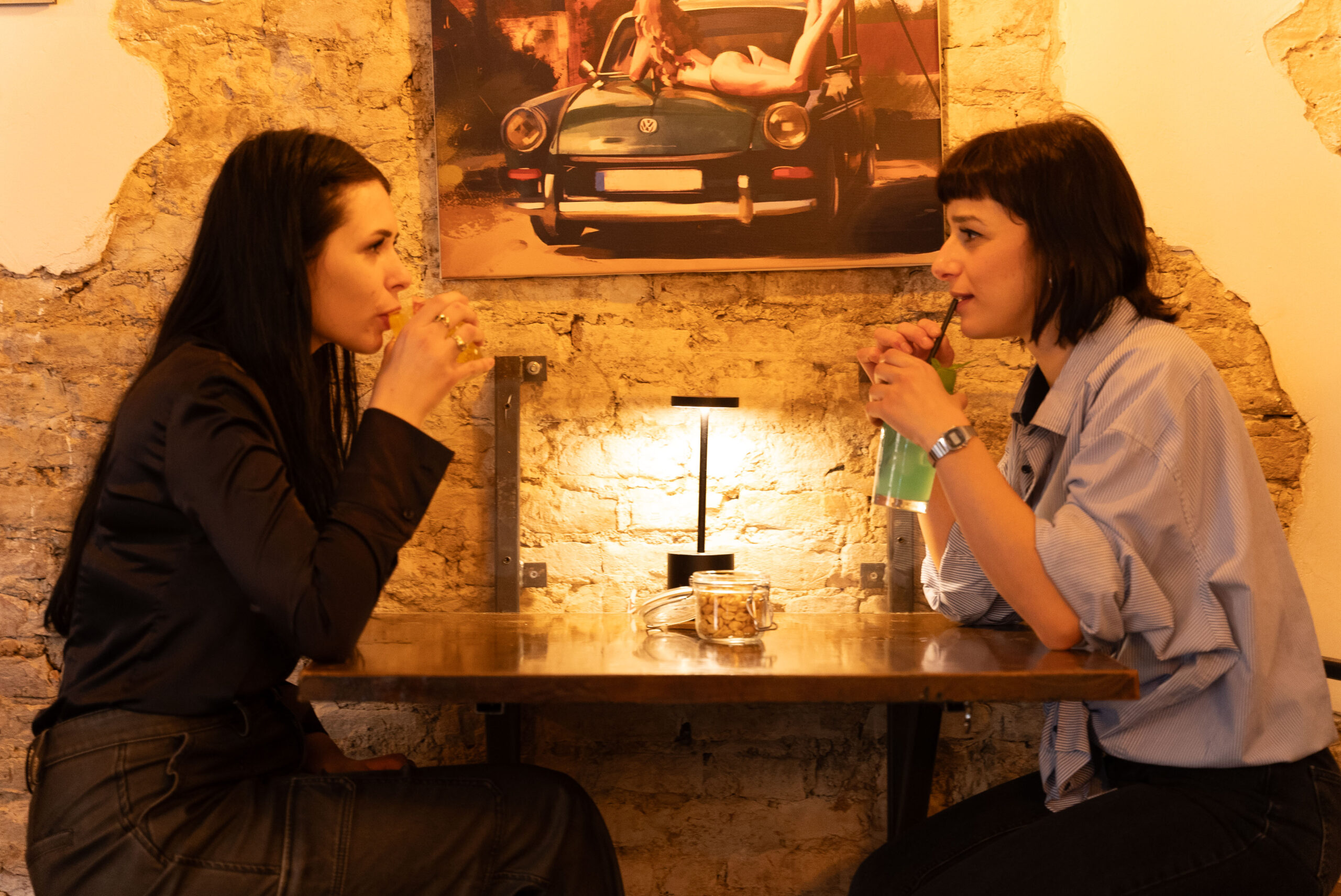 amiche che fanno aperitivo in centro a bologna