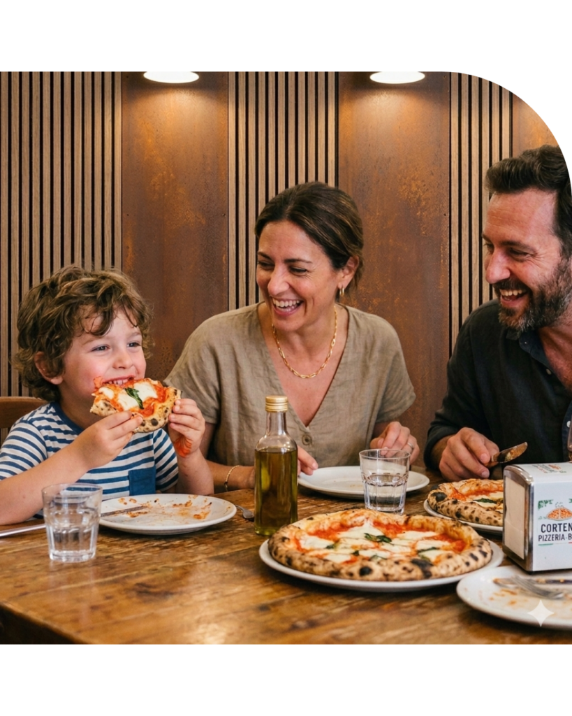 famiglia con un bambino piccolo che sta allegramente mangiando una pizza